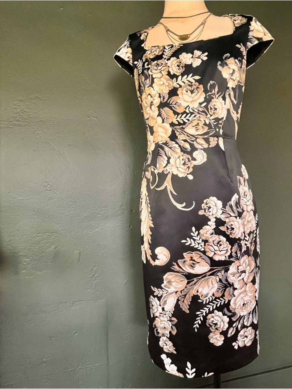White House Black Market Floral Satin Sheath Dress w/cap Sleeves. Sz.6